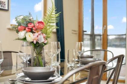 2 Bedroom Riverside Apartment near Canary Wharf! - image 13
