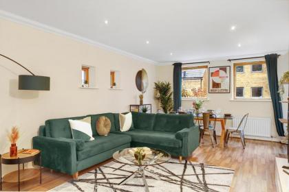2 Bedroom Riverside Apartment near Canary Wharf! - image 14