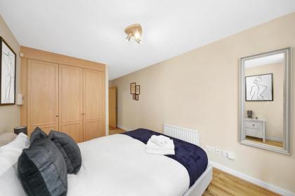 2 Bedroom Riverside Apartment near Canary Wharf! - image 15
