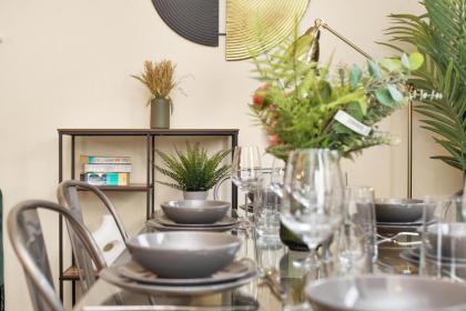 2 Bedroom Riverside Apartment near Canary Wharf! - image 16