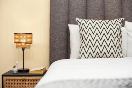 2 Bedroom Riverside Apartment near Canary Wharf! - image 17