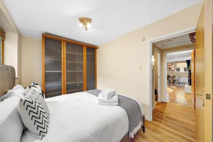 2 Bedroom Riverside Apartment near Canary Wharf! - image 2