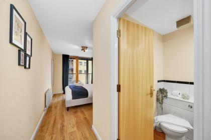 2 Bedroom Riverside Apartment near Canary Wharf! - image 20