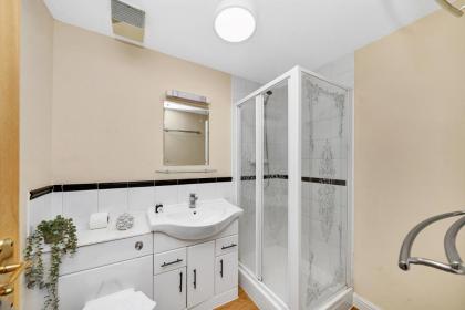 2 Bedroom Riverside Apartment near Canary Wharf! - image 3