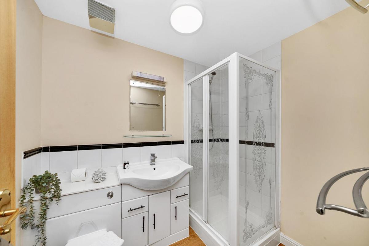 2 Bedroom Riverside Apartment near Canary Wharf! - image 3