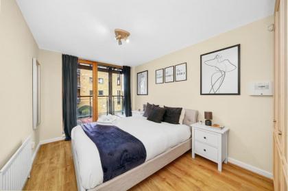 2 Bedroom Riverside Apartment near Canary Wharf! - image 5