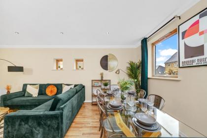 2 Bedroom Riverside Apartment near Canary Wharf! - image 6