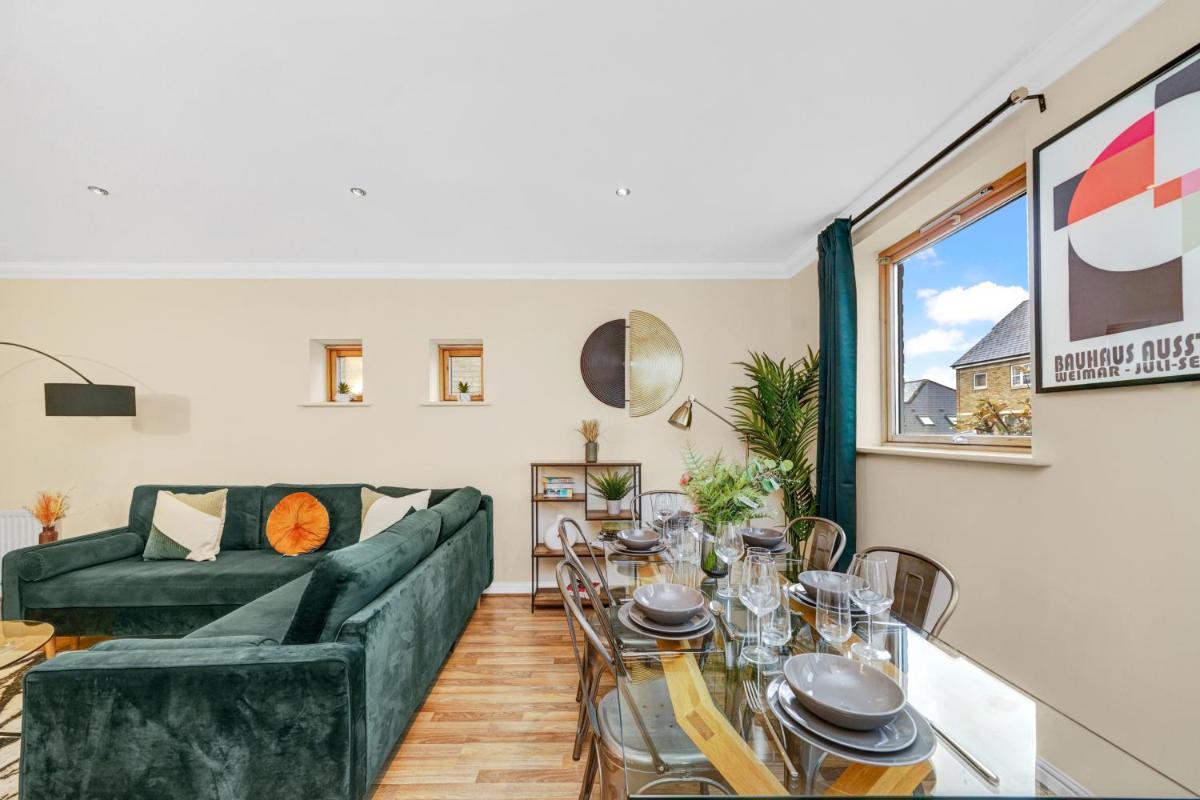 2 Bedroom Riverside Apartment near Canary Wharf! - image 6