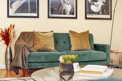 2 Bedroom Riverside Apartment near Canary Wharf! - image 7