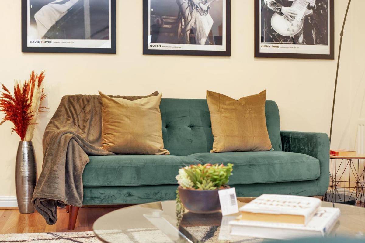 2 Bedroom Riverside Apartment near Canary Wharf! - image 7