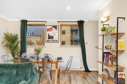 2 Bedroom Riverside Apartment near Canary Wharf! - image 9
