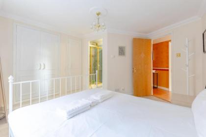 Spacious 3BD Flat - 14 Mins to Buckingham Palace! - image 13