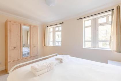 Spacious 3BD Flat - 14 Mins to Buckingham Palace! - image 16