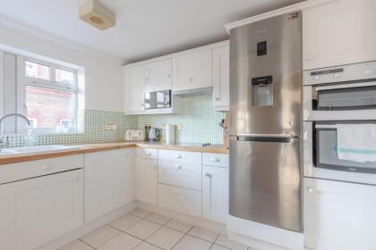 Spacious 3BD Flat - 14 Mins to Buckingham Palace! - image 2