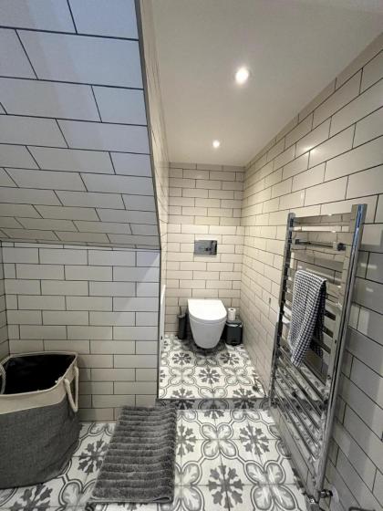 Elegant & Beautifully Presented 1BD Flat- Chelsea! - image 8