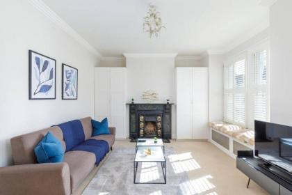 Family-Friendly 2-Bedroom Home with Terrace in the Heart of Fulham London