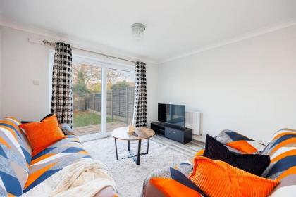 Remarkable 2-Bed House in Barking - image 27