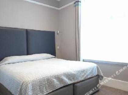 Avis Hotel - image 12