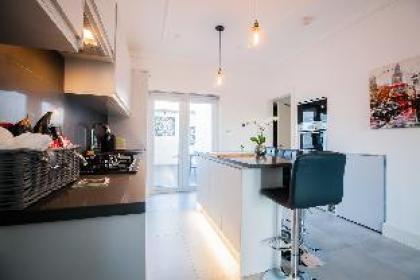 Surbiton Luxury Garden House 19A - image 10