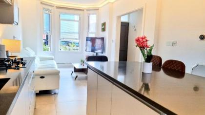 Surbiton Luxury Garden House 19A - image 14