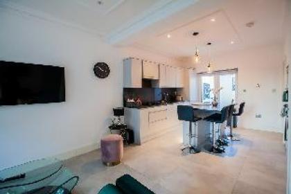 Surbiton Luxury Garden House 19A - image 9