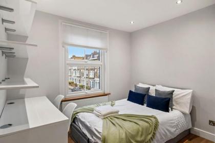 Stylish Apartment in Fulham Zone 2 with private Roof Terrace - image 10