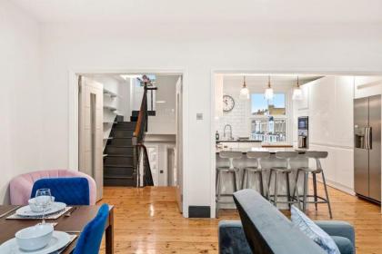 Stylish Apartment in Fulham Zone 2 with private Roof Terrace - image 12