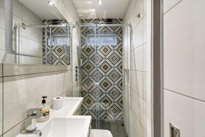 Stylish Apartment in Fulham Zone 2 with private Roof Terrace - image 15