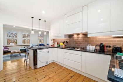 Stylish Apartment in Fulham Zone 2 with private Roof Terrace - image 16