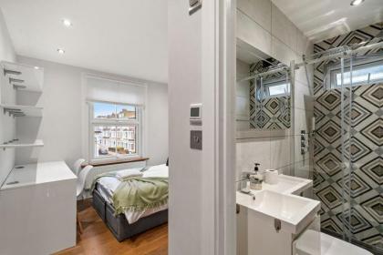 Stylish Apartment in Fulham Zone 2 with private Roof Terrace - image 17