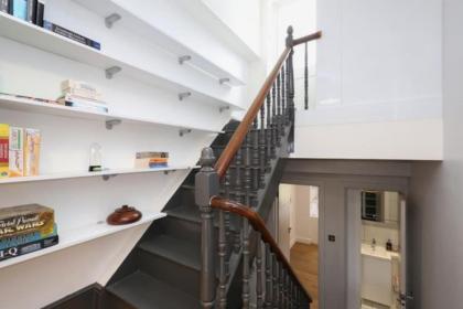 Stylish Apartment in Fulham Zone 2 with private Roof Terrace - image 2