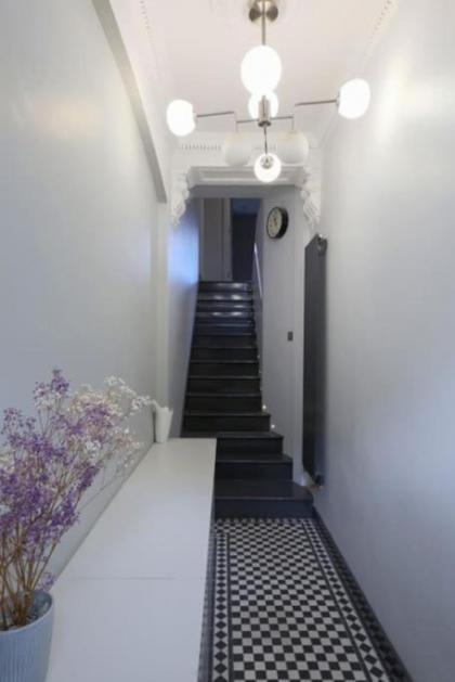 Stylish Apartment in Fulham Zone 2 with private Roof Terrace - image 3