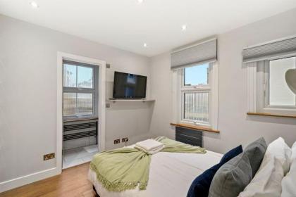 Stylish Apartment in Fulham Zone 2 with private Roof Terrace - image 4