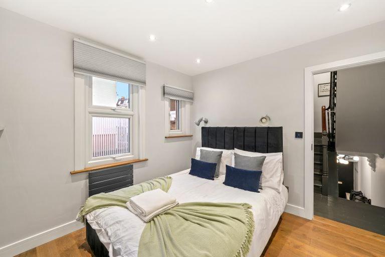 Stylish Apartment in Fulham Zone 2 with private Roof Terrace - image 5