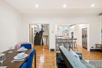 Stylish Apartment in Fulham Zone 2 with private Roof Terrace - image 6