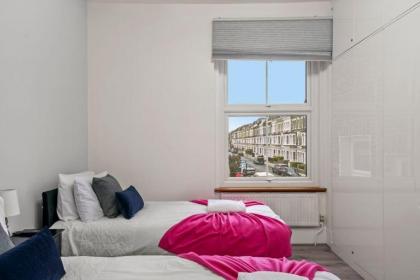 Stylish Apartment in Fulham Zone 2 with private Roof Terrace - image 7