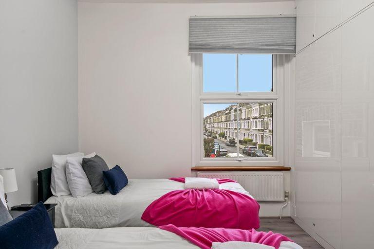 Stylish Apartment in Fulham Zone 2 with private Roof Terrace - image 7