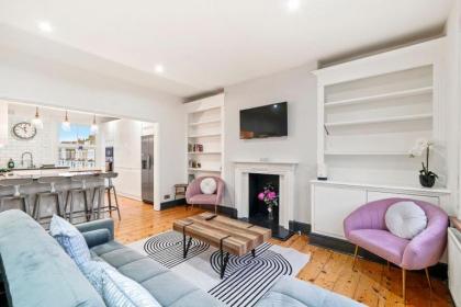Stylish Apartment in Fulham Zone 2 with private Roof Terrace - image 8