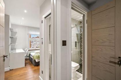 Stylish Apartment in Fulham Zone 2 with private Roof Terrace - image 9