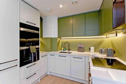 Modern 1 bedroom flat with balcony in Chelsea - image 10