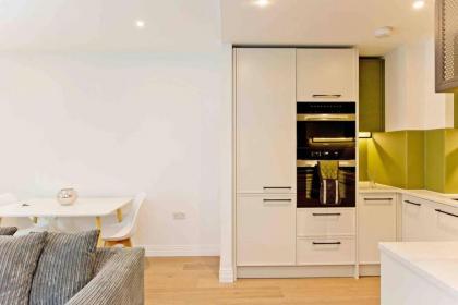 Modern 1 bedroom flat with balcony in Chelsea - image 9