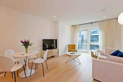 Westwood Brand new AC Luxury 2bed 2 bathrooms spacious family unit