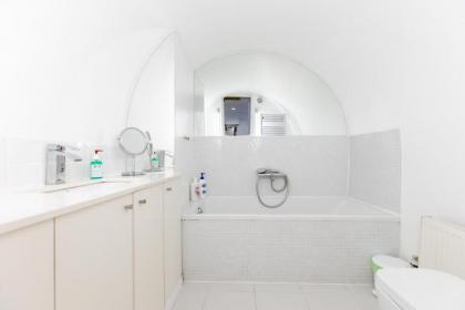 Enchanting 1BD Flat with Garden Knightsbridge! - image 17