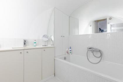 Enchanting 1BD Flat with Garden Knightsbridge! - image 18