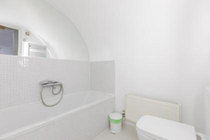 Enchanting 1BD Flat with Garden Knightsbridge! - image 19