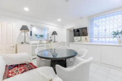 Enchanting 1BD Flat with Garden Knightsbridge! - image 2