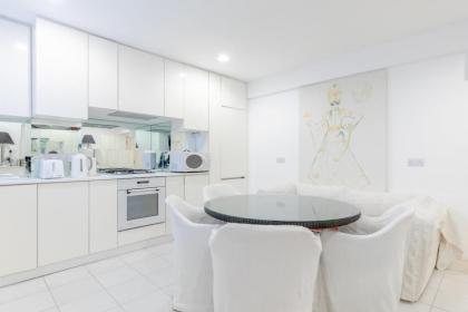 Enchanting 1BD Flat with Garden Knightsbridge! - image 4