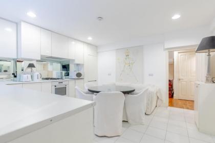 Enchanting 1BD Flat with Garden Knightsbridge! - image 5