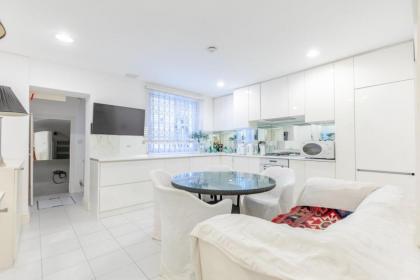 Enchanting 1BD Flat with Garden Knightsbridge! - image 7