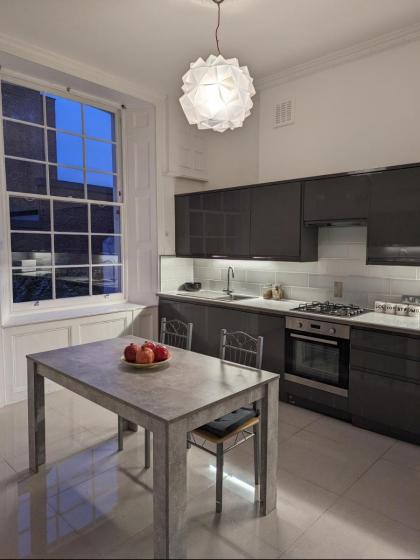 Victorian Apartment on the Famous Essex Rd in Islington London